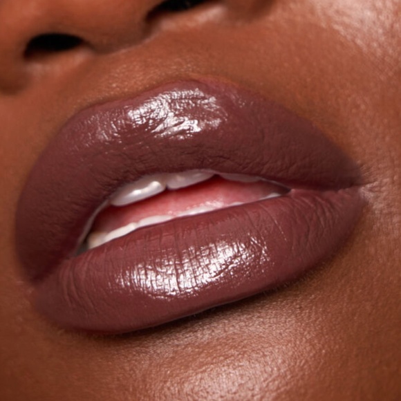 Huda Beauty "Amore" lipstick - Picture 1 of 6